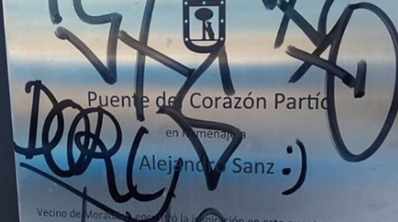 Vandalizan la placa del puente de Alejandro Sanz horas después de su colocación